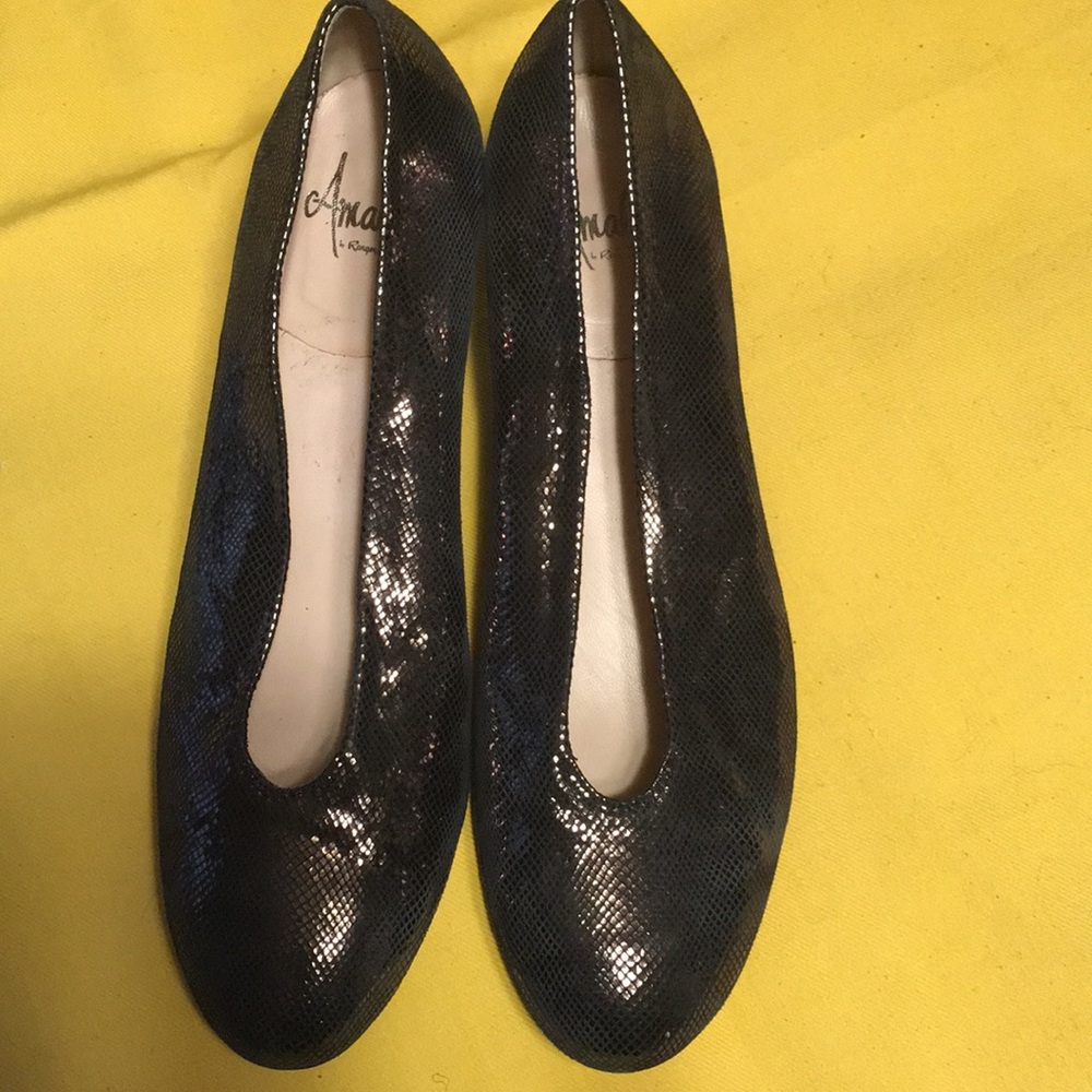 Amalfi brand bronze/ black metallic pump